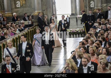 STOCKHOLM 20130608 Prinzessin Marie-Chantal Claire und Prinz Pavlos von Griechenland, gefolgt von Prinzessin Martha Louise von Norwegen und Arin Behn sowie Prinz Joachim und Prinzessin Marie von Dänemark kommen zur Hochzeit von Prinzessin Madeleine von Schweden und Herrn Christopher OÂ’Neill in der Königlichen Kapelle im Königlichen Palast Von Stockholm am Samstag, 8. Juni 2013. Foto: Fredrik Sandberg / SCANPIX / kod 10080 Stockfoto