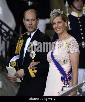Prinz Edward und Sophie, die Gräfin von Wessex, verlassen das Schloss nach der Hochzeitszeremonie zwischen Prinzessin Madeleine von Schweden und Herrn Christopher O'Neill, die am Samstag, den 8. Juni 2013 in der Königlichen Kapelle im Königlichen Palast von Stockholm stattfand. Stockfoto
