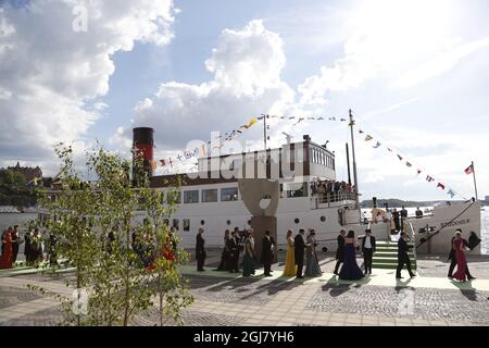 STOCKHOLM 20130608 Hochzeitsgäste kommen nach Evert Taubes Terrass in Riddarholmen in Stockholm, wo sie Schiffe besteigen werden für eine Bootsfahrt zum Schloss Drottningholm, wo am 8. Juni 2013 das Hochzeitsessen von Prinzessin Madeleine von Schweden und Herrn Christopher O'Neill stattfinden wird. Foto: Adam Ihse / SCANPIX / kod 9200 Stockfoto