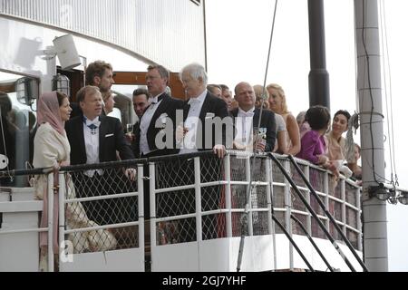 STOCKHOLM 20130608 Hochzeitsgäste gehen an Bord von Schiffen für eine Bootsfahrt zum Schloss Drottningholm, wo das Hochzeitsessen am 8. Juni 2013 stattfinden wird. Foto: Adam Ihse / SCANPIX / kod 9200 Stockfoto