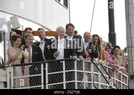 STOCKHOLM 20130608 Hochzeitsgäste gehen an Bord von Schiffen für eine Bootsfahrt zum Schloss Drottningholm, wo das Hochzeitsessen am 8. Juni 2013 stattfinden wird. Foto: Adam Ihse / SCANPIX / kod 9200 Stockfoto