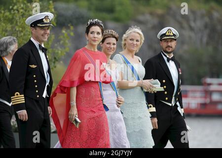 STOCKHOLM 20130608 Kronprinz Frederik und Kronprinzessin Mary von Dänemark und Prinzessin MÃ¤rtha Louise, Kronprinzessin Mette-Marit und Kronprinz Haakon besteigen ein Boot von Evert Taubes Terrass in Riddarholmen in Stockholm zum Schloss Drottningholm, wo das Hochzeitsessen am 8. Juni 2013 stattfinden wird. Heute fand die Hochzeit zwischen Prinzessin Madeleine und Herrn Chistopher O'Neill statt. Foto: Adam Ihse / SCANPIX / kod 9200 Stockfoto