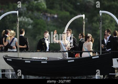 STOCKHOLM 20130608 Kronprinz Frederik, Kronprinzessin Victoria und Prinz Daniel verlassen auf dem Schiff S/S Stockholm von Evert Taubes Terrass bei Riddarholmen in Stockholm zum Schloss Drottningholm, wo das Hochzeitsessen am 8. Juni 2013 stattfinden wird. Foto: Erik Martensson / SCANPIX / kod 10400 Stockfoto