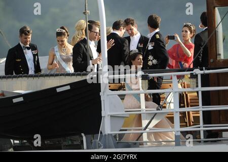 STOCKHOLM 20130608 Kronprinz Frederik, Kronprinzessin Victoria und Prinz Daniel, Prinzessin Marie und Kronprinzessin Mary fotografieren mit ihrem iPhone, während sie auf dem Schiff S/S Stockholm von Evert Taubes Terrass bei Riddarholmen in Stockholm zum Schloss Drottningholm fahren, wo das Hochzeitsessen am 8. Juni stattfinden wird, 2013. Foto: Erik Martensson / SCANPIX / kod 10400 Stockfoto