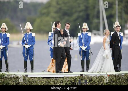 STOCKHOLM 20130608 Gäste kommen mit dem Boot zum Schloss Drottningholm, wo das Hochzeitsessen am 8. Juni 2013 stattfindet. Prinzessin Madeleine von Schweden und Chris O'Neill heirateten heute. Foto: Christine Olsson / SCANPIX / kod 10430 Stockfoto