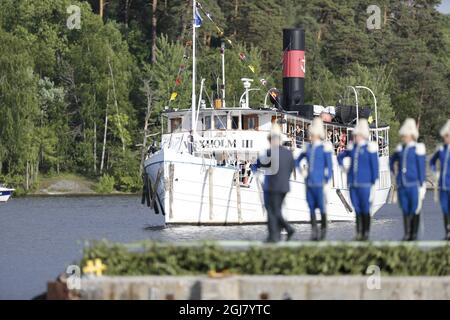 STOCKHOLM 20130608 Gäste kommen mit dem Boot zum Schloss Drottningholm, wo das Hochzeitsessen am 8. Juni 2013 stattfindet. Prinzessin Madeleine von Schweden und Chris O'Neill heirateten heute. Foto: Christine Olsson / SCANPIX / kod 10430 Stockfoto