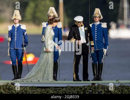 STOCKHOLM 20130608 Königin Silvia und König Carl Gustaf kommen im Schloss Drottningholm an, wo das Hochzeitsessen am 8. Juni 2013 stattfinden wird. Heute fand die Hochzeit zwischen Prinzessin Madeleine von Schweden und Herrn Christopher OÂ’Neill statt. Foto: Christine Olsson / SCANPIX / kod 10430 Stockfoto