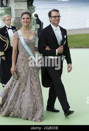 STOCKHOLM 20130608 Kronprinzessin Victoria und Prinz Daniel kommen im Schloss Drottningholm an, wo das Hochzeitsessen am 8. Juni 2013 stattfinden wird. Foto: Jonas EkstrÃƒÂ¶mer / SCANPIX / kod 10030 Stockfoto