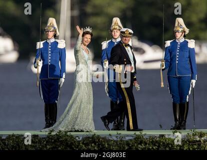 STOCKHOLM 20130608 Königin Silvia und König Carl Gustaf kommen im Schloss Drottningholm an, wo das Hochzeitsessen am 8. Juni 2013 stattfinden wird. Heute fand die Hochzeit zwischen Prinzessin Madeleine von Schweden und Herrn Christopher OÂ’Neill statt. Foto: Christine Olsson / SCANPIX / kod 10430 Stockfoto