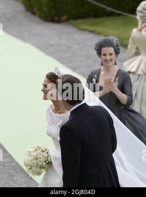 STOCKHOLM 2013-06-08 Prinzessin Madeleine und Christopher O'Neil kommen nach ihrer Hochzeit in der Königlichen Kapelle in Stockholm, Schweden, am 8. Juni 2013 im Drottningholms-Palast an. Foto: Maja Suslin/ SCANPIX / Kod 10300 Stockfoto