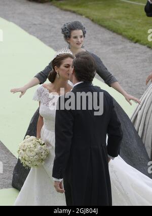 STOCKHOLM 2013-06-08 Prinzessin Madeleine und Christopher O'Neil kommen nach ihrer Hochzeit in der Königlichen Kapelle in Stockholm, Schweden, am 8. Juni 2013 im Drottningholms-Palast an. Foto: Maja Suslin/ SCANPIX / Kod 10300 Stockfoto