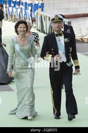 STOCKHOLM 2013-06-08 Königin Silvia und König Carl Gustaf kommen nach der Hochzeit von Prinzessin Madeleine und Christopher OÂ´Neill in der Königlichen Kapelle in Stockholm, Schweden, am 8. Juni 2013 im Drottningholms-Palast an. Foto Jonas EkstrÃ¶mer / SCANPIX kod 10030 Stockfoto