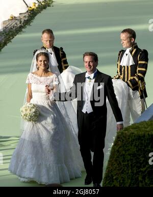 STOCKHOLM 2013-06-08 Prinzessin Madeleine und Christopher O'Neil kommen nach ihrer Hochzeit in der Königlichen Kapelle in Stockholm, Schweden, am 8. Juni 2013 im Drottningholms-Palast an. Foto: Maja Suslin/ SCANPIX / Kod 10300 Stockfoto