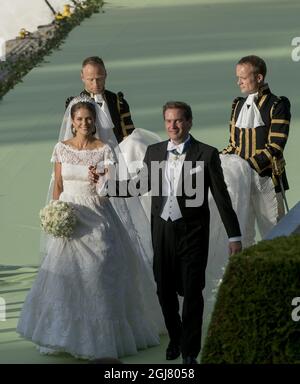 STOCKHOLM 2013-06-08 Prinzessin Madeleine und Christopher O'Neil kommen nach ihrer Hochzeit in der Königlichen Kapelle in Stockholm, Schweden, am 8. Juni 2013 im Drottningholms-Palast an. Foto: Maja Suslin/ SCANPIX / Kod 10300 Stockfoto