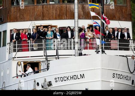 STOCKHOLM 20130608 Gäste und das Hochzeitspaar kommen mit dem Boot zum Schloss Drottningholm, wo das Hochzeitsessen am 8. Juni 2013 stattfinden wird. Prinzessin Madeleine von Schweden und Chris O'Neill heirateten heute. Foto: Christine Olsson / SCANPIX / kod 10430 Stockfoto