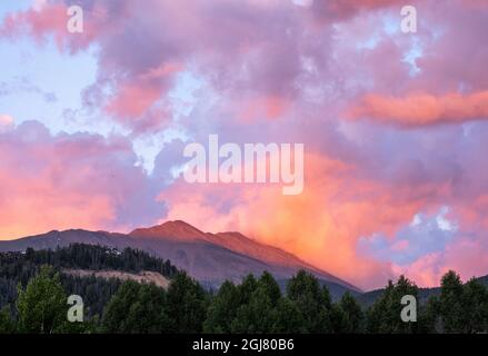 Sonnenuntergang über der Bergstadt Breckenridge, Colorado, USA Stockfoto