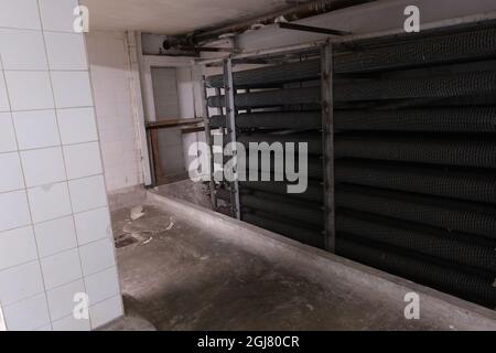 Mauthausen, Österreich - 12. August 2021: Gedenkstätte KZ Mauthausen. SS-Schutzvorrichtungen und Zufahrt zu Lastwagen. Sonniger Sommertag Stockfoto