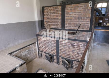 Mauthausen, Österreich - 12. August 2021: Gedenkstätte KZ Mauthausen. SS-Schutzvorrichtungen und Zufahrt zu Lastwagen. Sonniger Sommertag Stockfoto