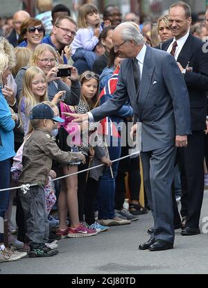 TromsÃ– 2013-06-19 König Carl XVI Gustaf, Königin Silvia von Schweden und König Harald und Königin Sonja von Norwegen, beendeten ihren Besuch in der Stadt Tromso, Nordnorwegen, am 19. Juni 2013, mit einem Spaziergang durch die Innenstadt. Die schwedischen Royals sind auf Einladung von König Harald von Norwegen zu einem offiziellen Besuch. Foto anders Wiklund / SCANPIX / kod 10040 Stockfoto