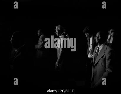 1993 - Nelson Mandela tritt ein, um ANC als politische Partei in dem Büro zu registrieren, in dem politische Parteien für die ersten freien Wahlen in Südafrika registrieren können. Johannesburg, Südafrika 1993. Foto: Ulf Berglund / SCANPIX / Kod: 33490 Stockfoto