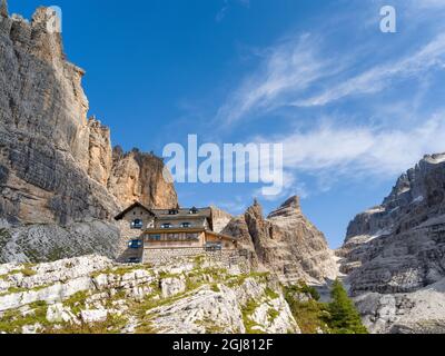 Berghütte Rifugio Tuckett e Sella. Die Brenta-Dolomiten, UNESCO-Weltkulturerbe. Italien, Trentino, Val Rendena. (Nur Für Redaktionelle Zwecke) Stockfoto