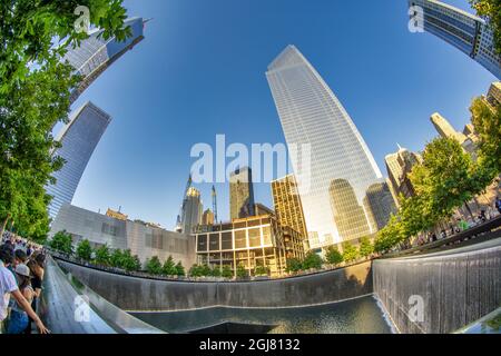 NEW YORK CITY - 2013. JUNI: World Trade Center an einem schönen sonnigen Tag. Es ersetzt die ursprünglich sieben zerstörten Gebäude am selben Ort Stockfoto