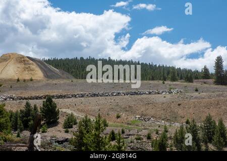 Blick auf den Mineral Belt Trail durch das historische Bergbauviertel Leadville, das um die Jahrhundertwende in Colorado, USA, aktiv war. Stockfoto