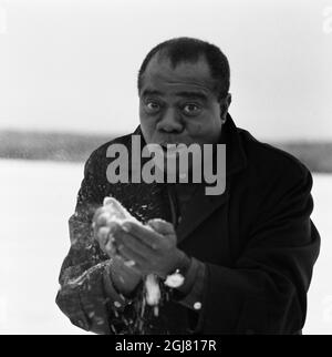 UMEÃ… 1959 Louis Armstrong, Jazzmusiker und Trompeter aus den Vereinigten Staaten, der während einer Tournee 1959 in einem winterlichen Umea, Schweden, Schnee in den Händen hält. Foto: Lennart Nilsson / SCANPIX / Kod 3054 Stockfoto