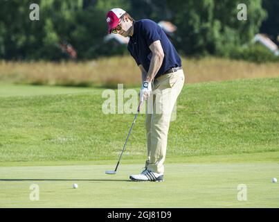 EKERUM 20130713 schwedens Kronprinzessin VictoriaÂ´s Ehemann Prinz Daniel auf dem Golfplatz während des jährlichen „Victoria Golf Turniers“, das auf der Insel Oland außerhalb von Schweden stattfindet. Einen Tag vor der Feier des Geburtstages der Kronprinzessin am 14. juli. Foto: Suvad Mrkonjic / XP / SCANPIX / kod 7116 ** OUT AFTONBLADET ** **SWEDEN OUT** Stockfoto