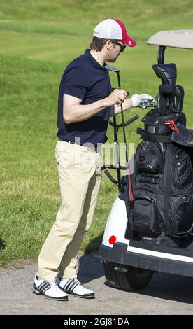 EKERUM 20130713 schwedens Kronprinzessin VictoriaÂ´s Ehemann Prinz Daniel auf dem Golfplatz während des jährlichen „Victoria Golf Turniers“, das auf der Insel Oland außerhalb von Schweden stattfindet. Einen Tag vor der Feier des Geburtstages der Kronprinzessin am 14. juli. Foto: Suvad Mrkonjic / XP / SCANPIX / kod 7116 ** OUT AFTONBLADET ** **SWEDEN OUT** Stockfoto