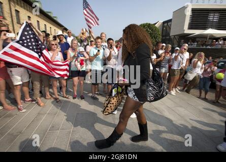 DIE US-Tennisspielerin Serena Williams, Mitte, kommt am 13. Juli in Bastad, Schweden, an. 2013, um am Swedish Open Tennisturnier teilzunehmen. Foto: Peter Widing / SCANPIX / Code 9200 Stockfoto