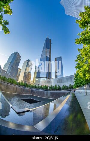 NEW YORK CITY - 2013. JUNI: World Trade Center an einem schönen sonnigen Tag. Es ersetzt die ursprünglich sieben zerstörten Gebäude am selben Ort Stockfoto