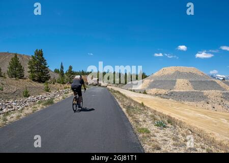 Radfahren, Mineral Belt Trail durch das historische Bergbauviertel Leadville, das um die Jahrhundertwende in Colorado, USA, aktiv war. Stockfoto