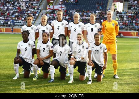 Englands Spieler posieren für ein Mannschaftsbild vor dem UEFA Women's EURO 2013 Gruppe C Fußballspiel zwischen England und Spanien in Linkoping, Schweden, am 12. Juli 2013. Hinten links: Fara Williams, Laura Bassett, Jill Scott, Stephanie Houghton, Casey Stoney und Torhüterin Karen Bardsley. Vordere Reihe links-rechts: Anita Asante, Alex Scott, Eniola Aluko, Ellen White und Rachel Yankey. Foto: Stefan Jerrevang / SCANPIX / Code 60160 Stockfoto