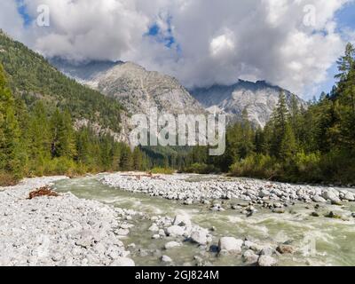 Fluss Sarca, Blick in Richtung Presanella-Gebirge. Val di Genova im Parco Naturale Adamello, Brenta, Trentino, Italien, Val Rendena Stockfoto