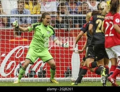 Die linke deutsche Torhüterin Nadine Angerer reagiert am Samstag, den 28. Juli, während des UEFA Women's Euro-Fußballfinales zwischen Deutschland und Norwegen auf Mannschaftskollegen in der Friend's Arena in Stockholm, Schweden. Stockfoto