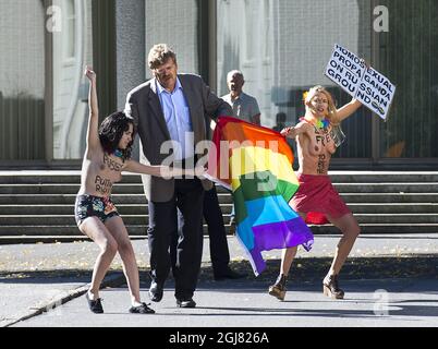 Stockholm 20130801 vier AktivistInnen der feministischen Organisation FEMEN führten am Donnerstagmorgen in der russischen Botschaft in Stockholm eine Kampagne durch, um gegen russische schwulenfeindliche Gesetze zu protestieren. Zwei der Aktivisten betraten den Botschaftsbereich. Die Polizei wurde zum Ort gerufen und die Frauen wurden daraufhin wegen Hausfriedensbruch verhaftet. Diese Woche findet das Stockholm Pride Festival statt. Foto Jonas Ekstromer / SCANPIX kod 10030 Stockfoto