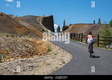 Radfahren, Mineral Belt Trail durch das historische Bergbauviertel Leadville, das um die Jahrhundertwende in Colorado, USA, aktiv war. Stockfoto