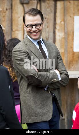 STOCKHOLM 20130813 Prinz Daniel wird bei einem Besuch in einem Sommerlager in seiner Heimatstadt Ockelbo, Schweden, am 13. August 2013 mit Jugendlichen gesehen. Foto: Suvad Mrkonjic / XP / SCANPIX / kod 7116 ** OUT SWEDEN OUT** Stockfoto