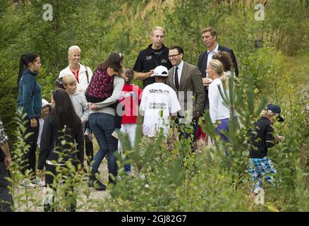 STOCKHOLM 20130813 Prinz Daniel wird bei einem Besuch in einem Sommerlager in seiner Heimatstadt Ockelbo, Schweden, am 13. August 2013 mit Jugendlichen gesehen. Foto: Suvad Mrkonjic / XP / SCANPIX / kod 7116 ** OUT SWEDEN OUT** Stockfoto