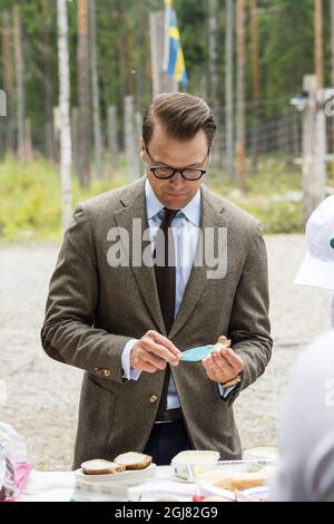 STOCKHOLM 20130813 Prinz Daniel wird bei einem Besuch in einem Sommerlager in seiner Heimatstadt Ockelbo, Schweden, am 13. August 2013 mit Jugendlichen gesehen. Foto: Suvad Mrkonjic / XP / SCANPIX / kod 7116 ** OUT SWEDEN OUT** Stockfoto