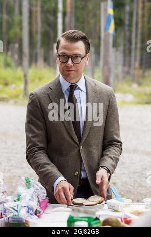 STOCKHOLM 20130813 Prinz Daniel wird bei einem Besuch in einem Sommerlager in seiner Heimatstadt Ockelbo, Schweden, am 13. August 2013 mit Jugendlichen gesehen. Foto: Suvad Mrkonjic / XP / SCANPIX / kod 7116 ** OUT SWEDEN OUT** Stockfoto