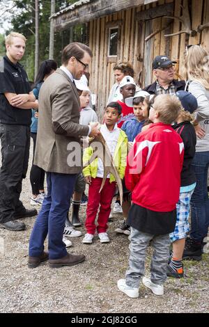 STOCKHOLM 20130813 Prinz Daniel wird bei einem Besuch in einem Sommerlager in seiner Heimatstadt Ockelbo, Schweden, am 13. August 2013 mit Jugendlichen gesehen. Foto: Suvad Mrkonjic / XP / SCANPIX / kod 7116 ** OUT SWEDEN OUT** Stockfoto