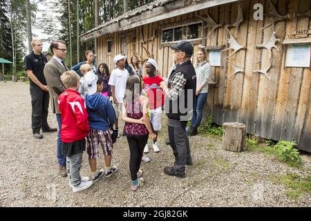 STOCKHOLM 20130813 Prinz Daniel wird bei einem Besuch in einem Sommerlager in seiner Heimatstadt Ockelbo, Schweden, am 13. August 2013 mit Jugendlichen gesehen. Foto: Suvad Mrkonjic / XP / SCANPIX / kod 7116 ** OUT SWEDEN OUT** Stockfoto