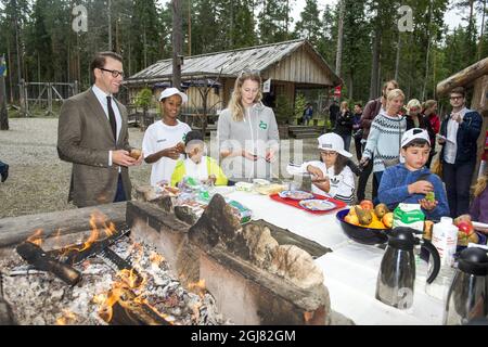 STOCKHOLM 20130813 Prinz Daniel wird bei einem Besuch in einem Sommerlager in seiner Heimatstadt Ockelbo, Schweden, am 13. August 2013 mit Jugendlichen gesehen. Foto: Suvad Mrkonjic / XP / SCANPIX / kod 7116 ** OUT SWEDEN OUT** Stockfoto