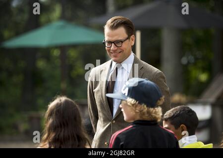 STOCKHOLM 20130813 Prinz Daniel wird bei einem Besuch in einem Sommerlager in seiner Heimatstadt Ockelbo, Schweden, am 13. August 2013 mit Jugendlichen gesehen. Foto: Suvad Mrkonjic / XP / SCANPIX / kod 7116 ** OUT SWEDEN OUT** Stockfoto