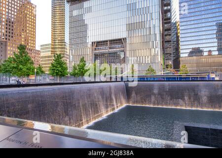 NEW YORK CITY - 2013. JUNI: World Trade Center an einem schönen sonnigen Tag. Es ersetzt die ursprünglich sieben zerstörten Gebäude am selben Ort Stockfoto