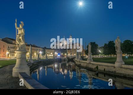 Italien, Padua, Prato della Valle, dieser Platz ist der größte in Italien und verfügt über einen elliptischen Kanal mit Statuen auf beiden Seiten. Stockfoto