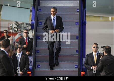 STOCKHOLM 20130904 US-Präsident Barack Obama wird am 4. September 2013 bei der Ankunft auf dem Flughafen Arlanda in Stockholm, Schweden, gesehen. Präsident Obama ist vor einem G20-Gipfel in Russland zu bilateralen Gesprächen in Schweden. Foto: Erik Martensson / SCANPIX kod 10400 Stockfoto