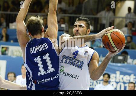 KOPER 2013-09-07 der Italiener Pietro Aradori (rechts) wetteiferte mit dem Finnen Petteri Koponen während des FIBA Eurobasket Gruppe D Qualifikationsspiel Italien gegen Finnland am 7. September 2013 in Koper. Foto: Janerik Henriksson / SCANPIX / Code 10010 Stockfoto